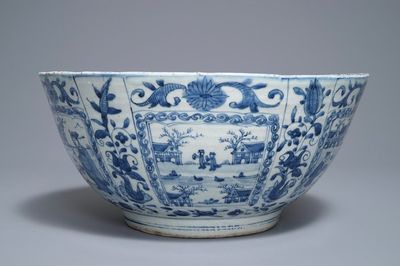Un grand bol en porcelaine de Chine bleu et blanc de type kraak aux panneaux figuratives, Wanli