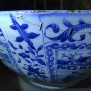 Un grand bol en porcelaine de Chine bleu et blanc de type kraak aux panneaux figuratives, Wanli — photo 11