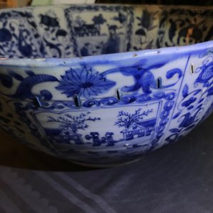 Un grand bol en porcelaine de Chine bleu et blanc de type kraak aux panneaux figuratives, Wanli — photo 16