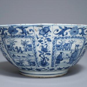 Un grand bol en porcelaine de Chine bleu et blanc de type kraak aux panneaux figuratives, Wanli — photo 2