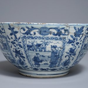 Un grand bol en porcelaine de Chine bleu et blanc de type kraak aux panneaux figuratives, Wanli — photo 3