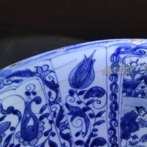Un grand bol en porcelaine de Chine bleu et blanc de type kraak aux panneaux figuratives, Wanli — photo 8