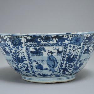 Un grand bol en porcelaine de Chine bleu et blanc de type kraak aux panneaux figuratives, Wanli — photo 2