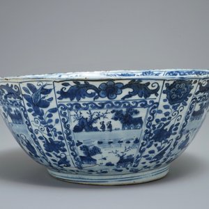 Un grand bol en porcelaine de Chine bleu et blanc de type kraak aux panneaux figuratives, Wanli — photo 3