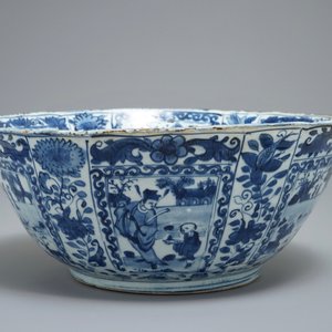 Un grand bol en porcelaine de Chine bleu et blanc de type kraak aux panneaux figuratives, Wanli — photo 4