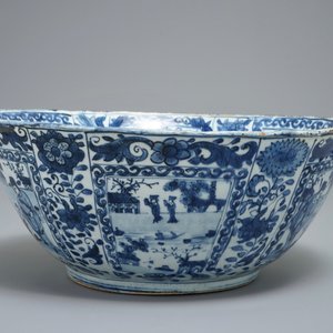 Un grand bol en porcelaine de Chine bleu et blanc de type kraak aux panneaux figuratives, Wanli — photo 5