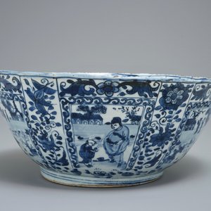 Un grand bol en porcelaine de Chine bleu et blanc de type kraak aux panneaux figuratives, Wanli — photo 6