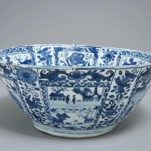 Un grand bol en porcelaine de Chine bleu et blanc de type kraak aux panneaux figuratives, Wanli — photo 9