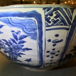 Un grand bol en porcelaine de Chine bleu et blanc de type Kraak, Wanli — photo 23