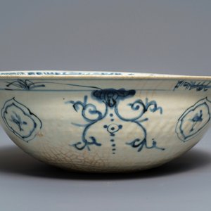 Un grand bol en porcelaine de Chine bleu et blanc dite 'de Swatow', Ming — photo 3