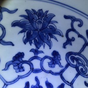 Un grand bol en porcelaine de Chine bleu et blanc, Kangxi — photo 15