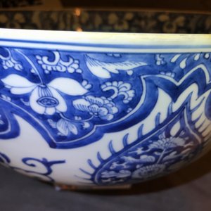 Un grand bol en porcelaine de Chine bleu et blanc, Kangxi — photo 18
