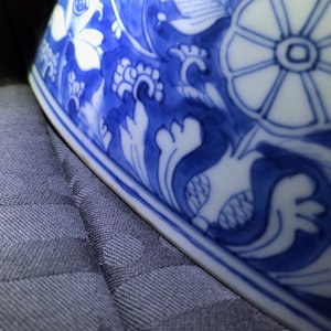 Un grand bol en porcelaine de Chine bleu et blanc, Kangxi — photo 23