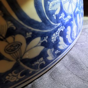 Un grand bol en porcelaine de Chine bleu et blanc, Kangxi — photo 24