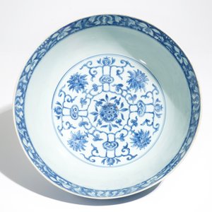 Un grand bol en porcelaine de Chine bleu et blanc, Kangxi — photo 5