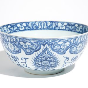 Un grand bol en porcelaine de Chine bleu et blanc, Kangxi — photo 7