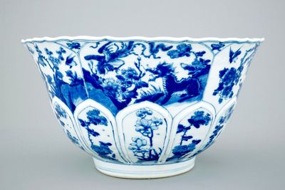 Un grand bol en porcelaine de Chine bleu et blanc moulé en forme de lotus, Kangxi