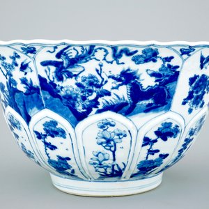 Un grand bol en porcelaine de Chine bleu et blanc moulé en forme de lotus, Kangxi — photo 1