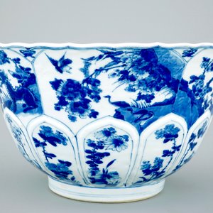 Un grand bol en porcelaine de Chine bleu et blanc moulé en forme de lotus, Kangxi — photo 2
