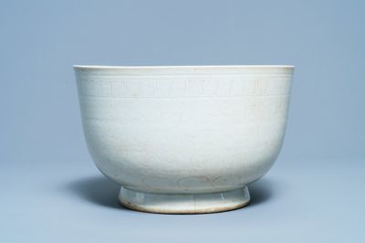 Un grand bol en porcelaine de Chine de Dehua à décor incisé, Ming