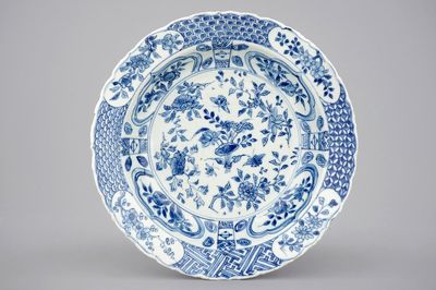 Un grand bol en porcelaine de Chine de type kraak, 17ème