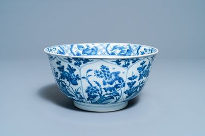 Un grand bol en porcelaine de Chine en bleu et blanc à décor floral, Kangxi