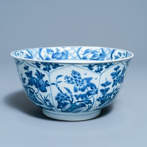 Un grand bol en porcelaine de Chine en bleu et blanc à décor floral, Kangxi — photo 1
