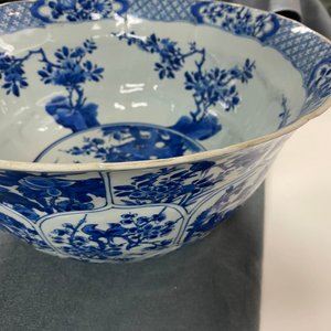 Un grand bol en porcelaine de Chine en bleu et blanc à décor floral, Kangxi — photo 16