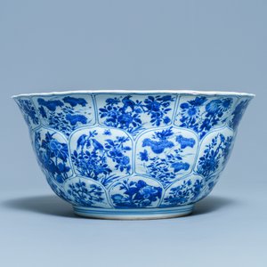 Un grand bol en porcelaine de Chine en bleu et blanc à décor floral, Kangxi — photo 4