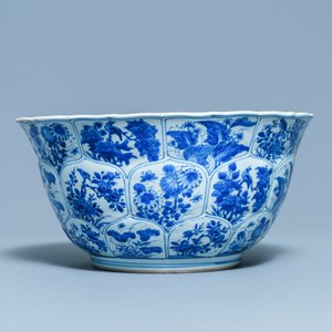 Un grand bol en porcelaine de Chine en bleu et blanc à décor floral, Kangxi — photo 5