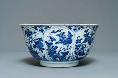 Un grand bol en porcelaine de Chine en bleu et blanc à décor floral, Kangxi