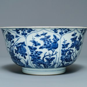 Un grand bol en porcelaine de Chine en bleu et blanc à décor floral, Kangxi — photo 1