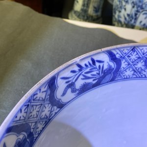 Un grand bol en porcelaine de Chine en bleu et blanc à décor floral, Kangxi — photo 14