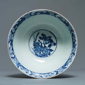 Un grand bol en porcelaine de Chine en bleu et blanc à décor floral, Kangxi — photo 5