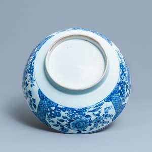 Un grand bol en porcelaine de Chine en bleu et blanc à décor floral, Qianlong — photo 7