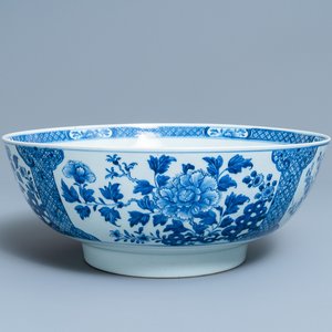 Un grand bol en porcelaine de Chine en bleu et blanc à décor floral, Qianlong — photo 1