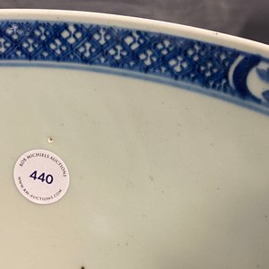 Un grand bol en porcelaine de Chine en bleu et blanc à décor floral, Qianlong — photo 14