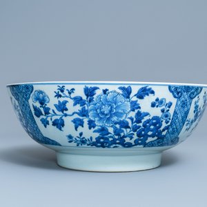 Un grand bol en porcelaine de Chine en bleu et blanc à décor floral, Qianlong — photo 4