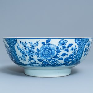 Un grand bol en porcelaine de Chine en bleu et blanc à décor floral, Qianlong — photo 5