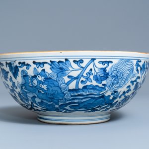 Un grand bol en porcelaine de Chine en bleu et blanc, époque Transition — photo 4
