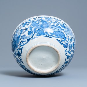 Un grand bol en porcelaine de Chine en bleu et blanc, époque Transition — photo 7