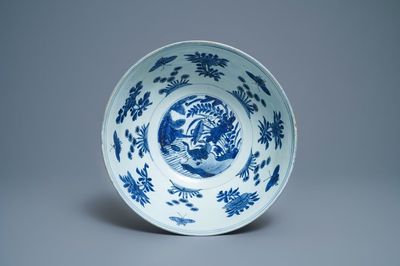 Un grand bol en porcelaine de Chine en bleu et blanc, Wanli