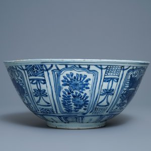 Un grand bol en porcelaine de Chine en bleu et blanc, Wanli — photo 7