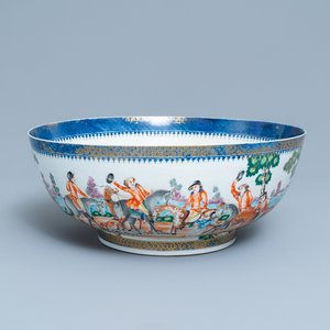 Un grand bol en porcelaine de Chine famille rose à décor de la chasse pour le marché européen, Qianlong — photo 1