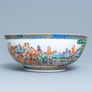 Un grand bol en porcelaine de Chine famille rose à décor de la chasse pour le marché européen, Qianlong — photo 4
