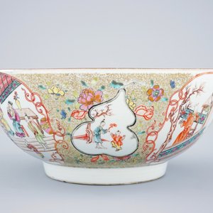 Un grand bol en porcelaine de Chine famille rose à décor mandarin, Qianlong, 18ème — photo 3