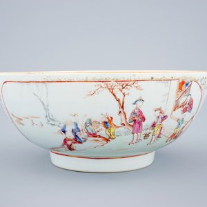 Un grand bol en porcelaine de Chine famille rose à décor mandarin, Qianlong, 18ème — photo 1