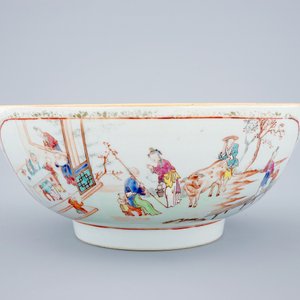 Un grand bol en porcelaine de Chine famille rose à décor mandarin, Qianlong, 18ème — photo 3