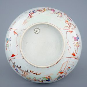 Un grand bol en porcelaine de Chine famille rose à décor mandarin, Qianlong, 18ème — photo 6