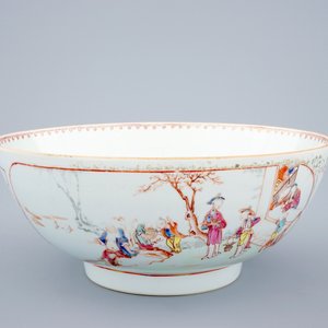 Un grand bol en porcelaine de Chine famille rose à décor mandarin, Qianlong, 18ème — photo 9
